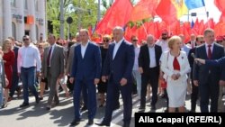 În fruntea coloanei: preşedinte Igor Dodon, candidatul socialiştilor la Primăria Chişinău, Ion Ceban, şi lidera PSRM, Zinaida Grecianîi