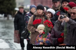 Москвичи приносят цветы к могиле Сталина, 5 марта 2016 года