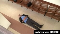 Вардгес Гаспари в зале суда в знак протеста лежит на полу, 29 февраля 2016 г.