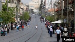 Люди на улице Иерусалима. 8 апреля 2017 года.