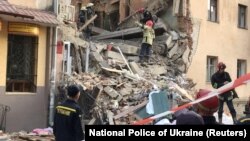 Робота рятувальників на місці обрушення частини будинку в Дрогобичі, 28 серпня 2019 року