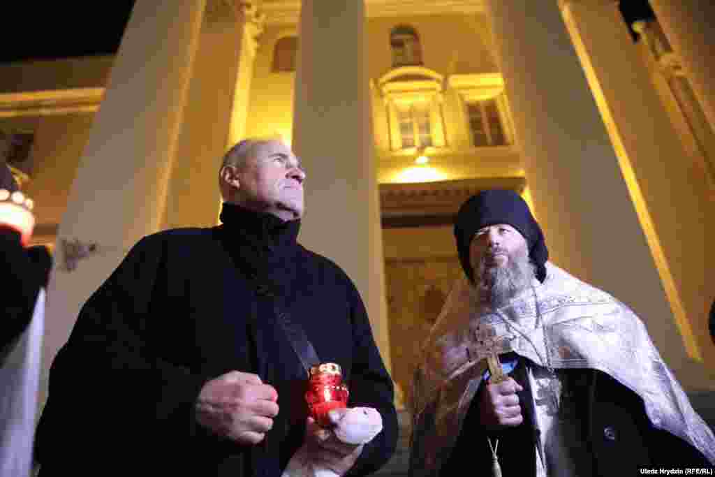 Статкевіч заклікаў «усіх, каму гэта важна», прыходзіць да КДБ, браць з сабой сьвечкі і зьнічы, бо «37-ы год можа вярнуцца, калі мы дазволім»