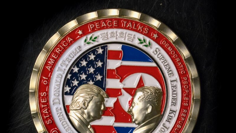 Белата куќа направи монета за средбата Трамп - Ким