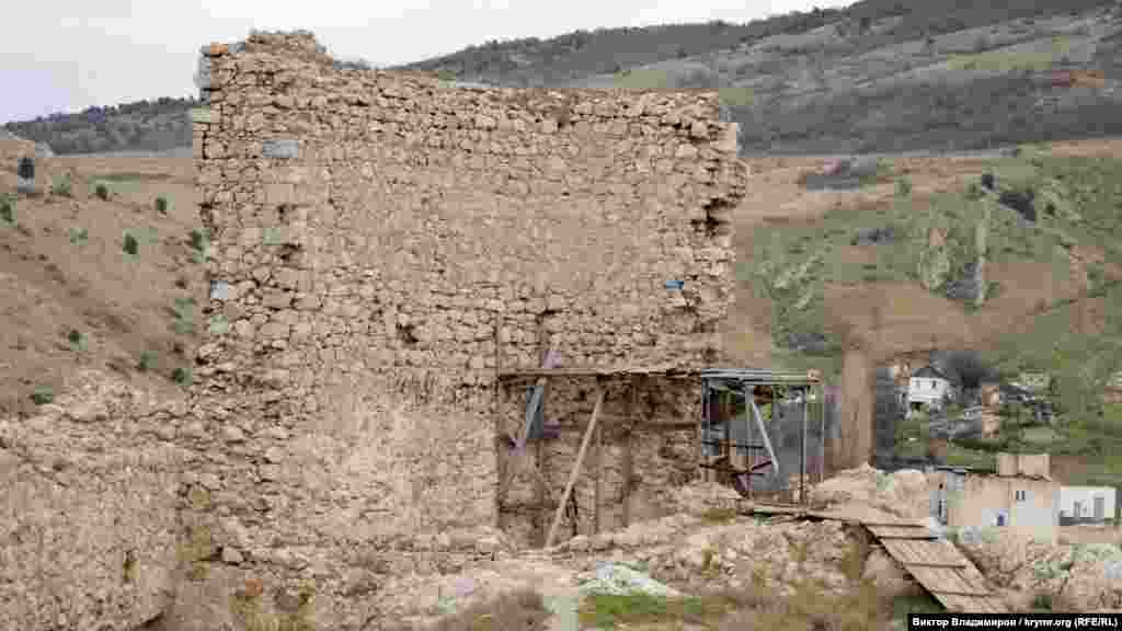 Крепость Чембало уже более десяти лет периодически начинают и прекращают реставрировать