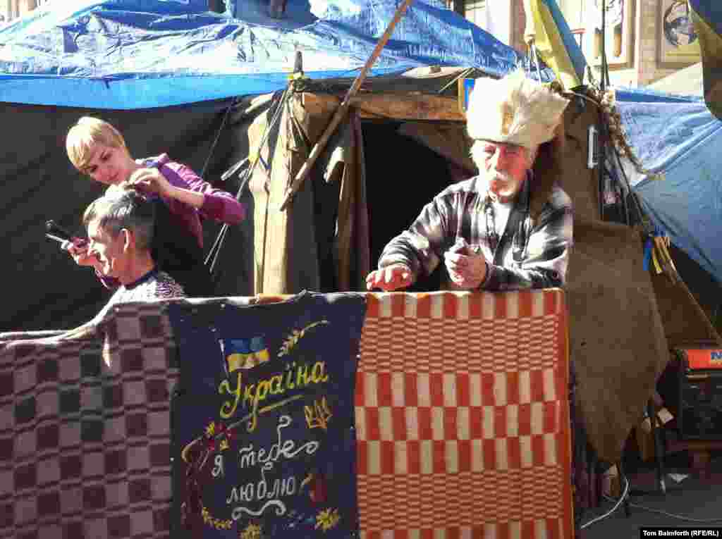 A man gets a haircut on the Maidan