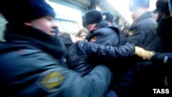 Задержание сотрудниками полиции участников драки между сторонниками и противниками закона о запрете пропаганды гомосексуализма