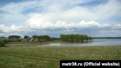 Вид на деревню Новогрудинина у Иркутского водохранилища