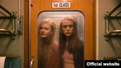 Героиня "Нимфоманки" Джо и ее подруга соревнуются в соблазнении пассажиров поезда