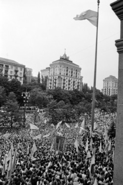 Підняття українського національного прапора на прапорній щоглі біля будинку Київської міської ради на Хрещатику. Київ, 24 липня 1990 року