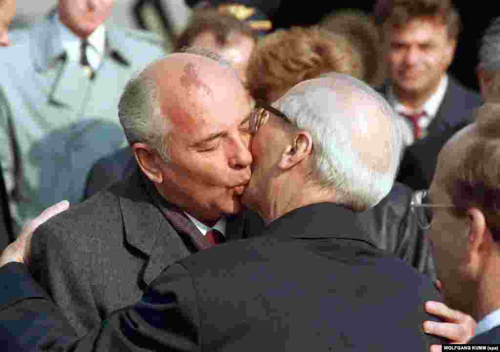 Традиционный социалистический поцелуй с главой ГДР Эрихом Хонеккером, 6 октября 1989 года