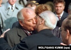 Mihail Gorbaciov și Erich Honecker, 6 octombrie 1989