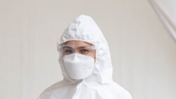 Медицинский сотрудник в пункте для сдачи анализов на коронавирусную инфекцию. Иллюстративное фото.