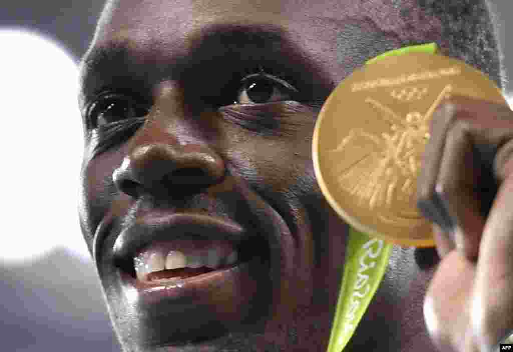 اوسین بولت جاماییکایی، در ریو ۲۰۱۶ هم سه مدال طلا برد تا اولین دونده&zwnj;ای باشد که ۶ مدال طلای المپیک را از آن خود کرده است.