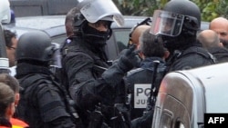 Policija u blizini zgrade u kojoj je živeo osumnjičeni Muhamed Merah, 22. mart 2012.