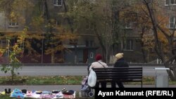 Пожилые люди торгуют на блошином рынке в Алматы. 27 октября 2019 года.