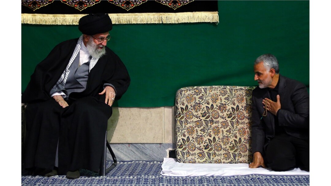 خوشوبش علی خامنهای با قاسم سلیمانی در یک مراسم مذهبی، اسفند ۱۳۹۳