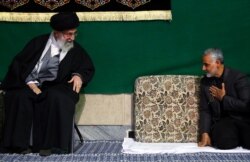 خوش‌وبش علی خامنه‌ای با قاسم سلیمانی در یک مراسم مذهبی، اسفند ۱۳۹۳