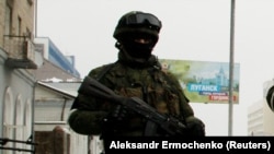 Вооруженный человек в маске на улицах контролируемого сепаратистами Луганска. Иллюстративное фото.