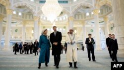 Госсекретарь США Джон Керри в мечети Хазрат Султан. Астана, 2 ноября 2015 года.