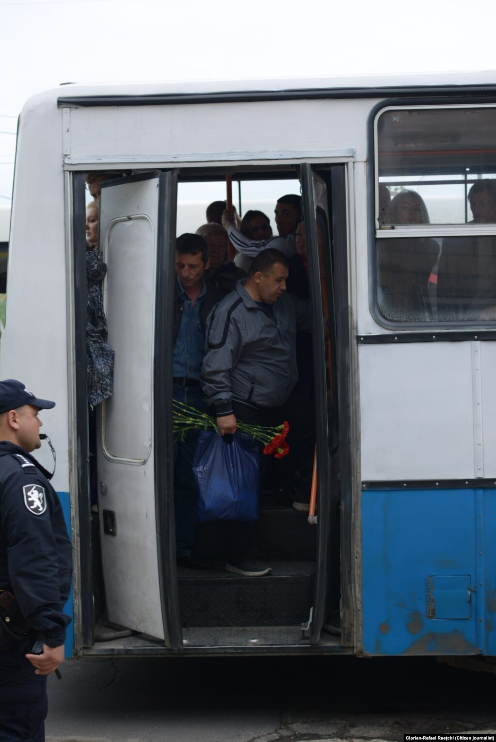 2. Autocarele au fost pline și prea puține (Foto: Ciprian-Rafael Raețchi)