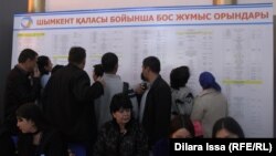 Бос жұмыс орындар жәрмеңкесіне келген азаматтар. Шымкент, 19 сәуір 2018 жыл (Көрнекі сурет).