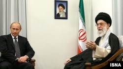 Vladimir Putin və Ali Khamenei.