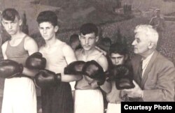 "Қошғар" маҳалласи йигитлари Пионерлар Уйида машқ пайтида, 1957 й.