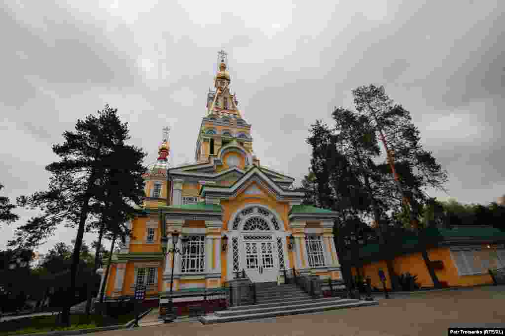 В парке находится старейший в городе Вознесенский собор. Он тоже закрыт. Для верующих проводятся онлайн-службы. В воскресенье, 19 апреля, православные христиане будут праздновать Пасху. Тоже онлайн.