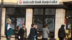 Penzioneri ispred banke u Srebrenici, 10 april 2020.