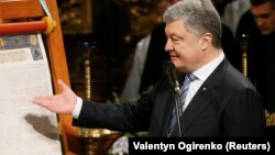 Президент Петро Порошенко виступає з промовою, вказуючи на томос у Софійському соборі в Києві 7 січня 2019 року