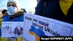 Demonstranti nose plakate tokom mitinga u Kijevu 12. februara 2022, održanog da pokažu jedinstvo.