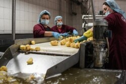 Punëtore të një fabrike në Kosovë, foto nga arkivi.