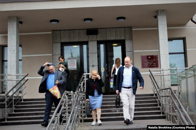 Адвокат Максим Камакин (справа), Эдуард Никитин и его мама