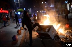 Столкновения с полицией демонстрантов, протестующих против коррупции. Стамбул