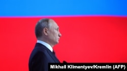 Vladimir Putin, în momentul intonării imnului Federației Ruse, în cadrul discursului anual despre starea națiunii