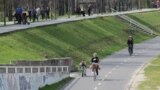 North Macedonia: In Skopje, citizens enjoy the good weather in the city park, dismissing the recommendation to stay home due to coronavirus.