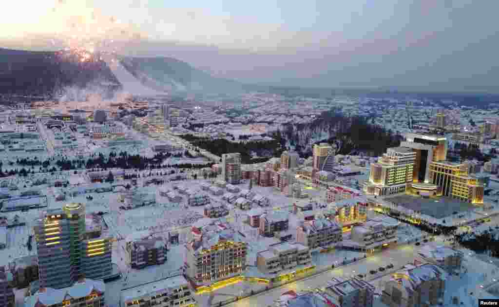 Ски пистата над Самийджон. Един от държавните вестници написа, че градът е построен въпреки &quot;най-тежките изпитания&quot; и &quot;невероятни препятствия&quot;.
