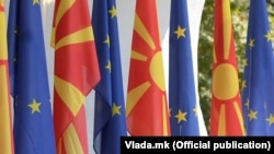 Flamuri i Maqedonisë së Veriut dhe ai i Bashkimit Evropian. 