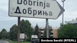 Kroz naselje Dobrinja prolazi međuentitetska linija razgraničenja