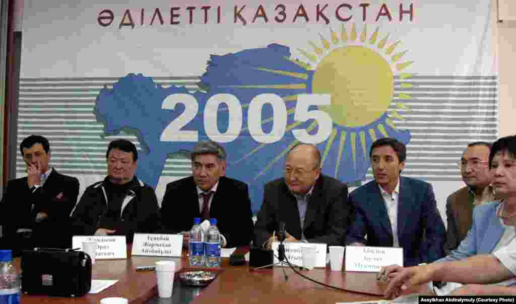 На собрании движения &quot;За справедливый Казахстан&quot;. Алтынбек Сарсенбаев - четвертый слева. &nbsp;Алматы, 2005 год.