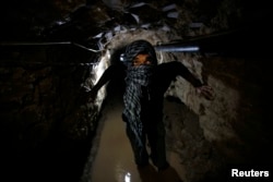 Ehhez hasonló alagutakat próbál a levegőből lerombolni az izraeli katonaság. A kép 2013-ban készült egy Egyiptom által vízzel elárasztott csempész-alagútról, az egyiptomi határ közelében.