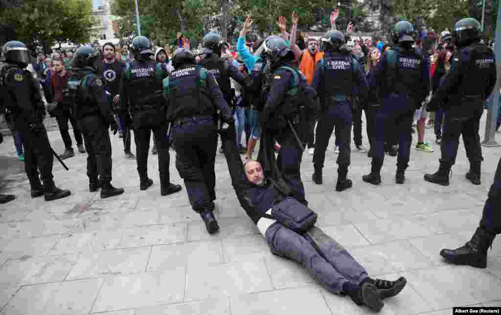 Pripadnici Civilne garde odvlače muškarca u mestu Sant Julia de Ramis.