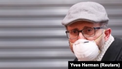 Belgijski penzioner nosi zaštitnu masku