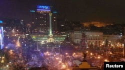Vedere a Pieții Independenței de la Kiev unde protestele continuă