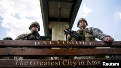 Солдаты Национальной гвардии США на одном из наблюдательных пунктов в Балтиморе, 28 апреля 2015 года.