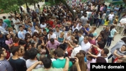 На сбор подписей с требованием наказать виновных в гибели учащегося медицинского колледжа имени П.Ф. Боровского Джасура Ибрагимова собралось несколько сотен человек. Парк «Дустлик» в Ташкенте, 4 июня 2017 года.