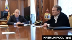 Президент Росії Володимир Путін (ліворуч) і керівник проросійської організації «Український вибір» Віктор Медведчук у Кремлі. Москва, 25 травня 2016 року
