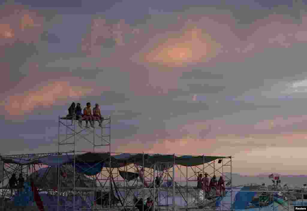 Участники фестиваля наблюдают закат. 29 августа 2017 года.