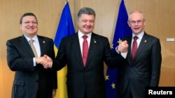 Голова Єврокомісії Жозе Мануель Баррозо (ліворуч), президент України Петро Порошенко (в центрі) і голова Європейської Ради Герман Ван Ромпей, Брюссель, 27 червня 2014 року 
