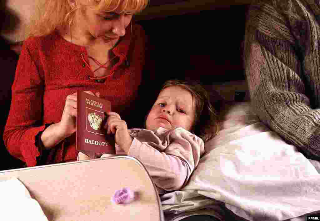 Russia -- Mother with her child in train from Moscow to Kaliningrad, Apr2007 Val - Trän Kaliningradqa yaqınlaşqanda Diana qızı Arinanı tınıçlandıra.